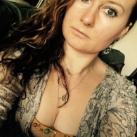 Hete huisvrouw wil intiem contact