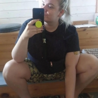 Geile blonde vrouw wil een neukbeurt hebben