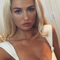 Een geile blondine die toe is aan een hete date