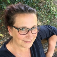  Schaam jij je niet voor een bruinharige dame?