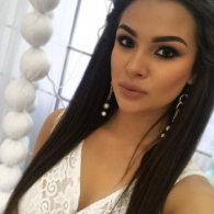 Sexy brunette is klaar om geneukt te worden!