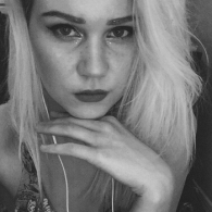 Sexy blondine wil stevig geneukt worden