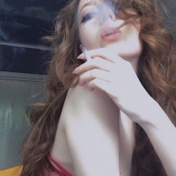 Geile brunette geeft zich over aan perfecte seks