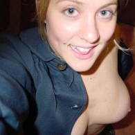 Deze blonde geile, ondeugende slet zoekt echte kerels