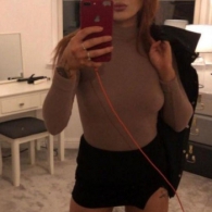 Jong meisje is op zoek naar plezier