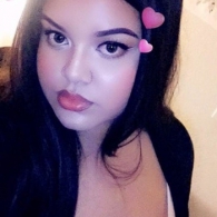 Hete brunette heeft altijd zin in seks