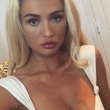 Een geile blondine die toe is aan een hete date