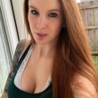 Sexy brunette is klaar om geneukt te worden!