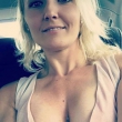 Hete blonde schreeuwt om een pik!