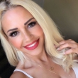 Deze blonde geile, ondeugende slet zoekt echte kerels