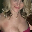 Een geile blondine die toe is aan een hete date