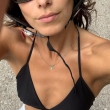 Single brunette zoekt vriend met voordelen